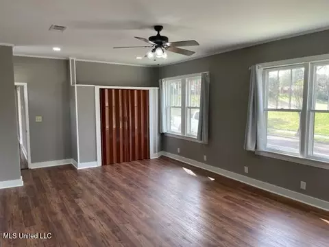 Living - 1013 Main St, Natchez, MS 39120 photo 1 of 4