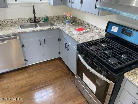 Kitchen - 1013 Main St, Natchez, MS 39120 photo 2 of 3