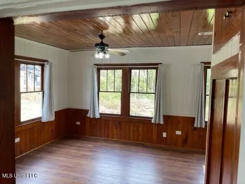 Living - 1013 Main St, Natchez, MS 39120 photo 3 of 4