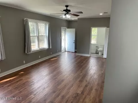 Living - 1013 Main St, Natchez, MS 39120 photo 2 of 4