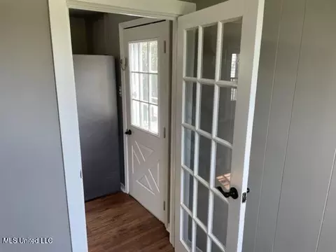 Entry Way - 1013 Main St, Natchez, MS 39120 photo 3 of 5