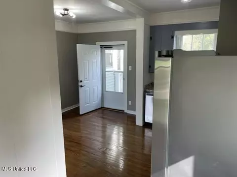 Entry Way - 1013 Main St, Natchez, MS 39120 photo 4 of 5