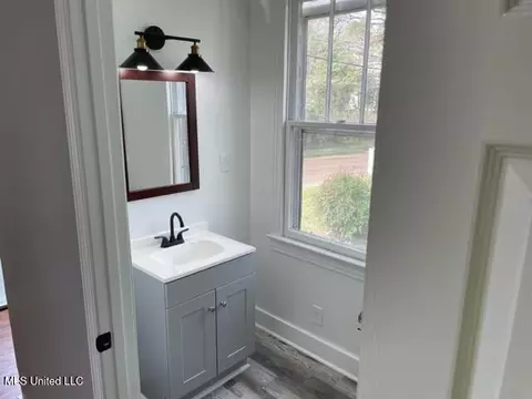 Bath - 1013 Main St, Natchez, MS 39120 photo 5 of 6