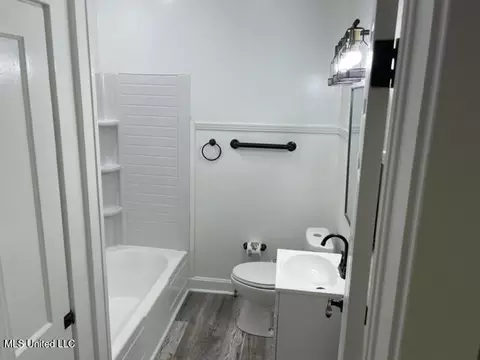 Bath - 1013 Main St, Natchez, MS 39120 photo 1 of 6