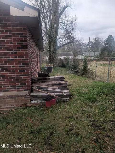 Exterior - 1126 Aberdeen St, Jackson, MS 39209 photo 3 of 5