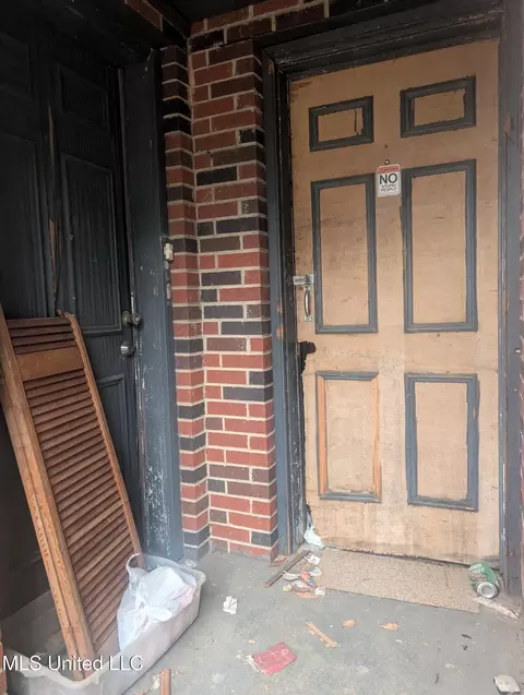 Exterior - 1126 Aberdeen St, Jackson, MS 39209 photo 2 of 5