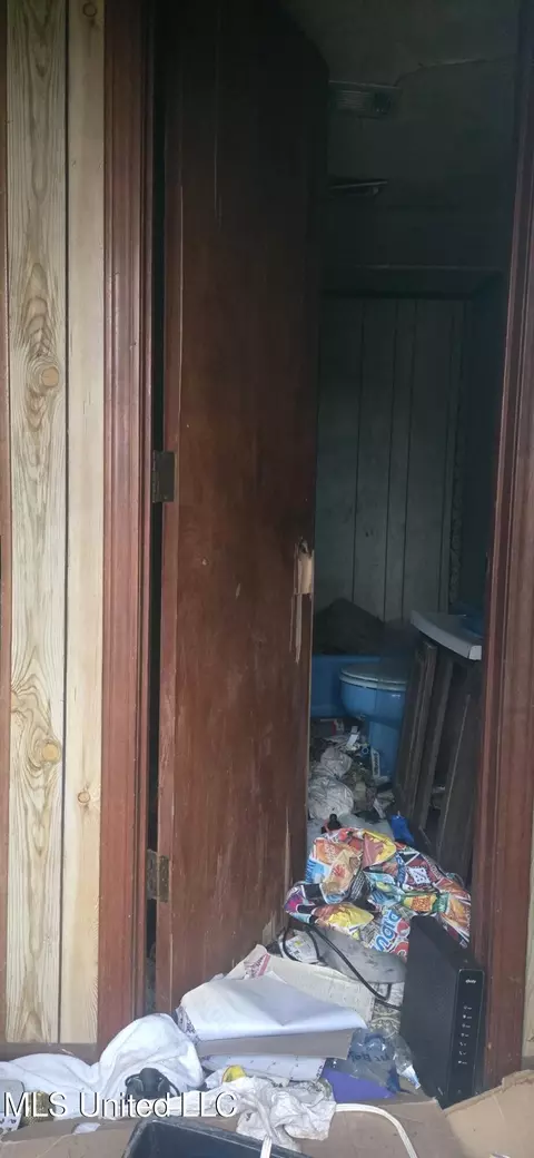 Entry Way - 1126 Aberdeen St, Jackson, MS 39209 photo 2 of 3
