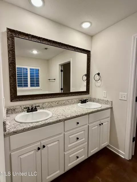 Bath - 921 Filmore Dr, Brandon, MS 39042 photo 2 of 7