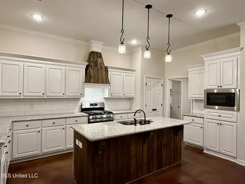 Kitchen - 921 Filmore Dr, Brandon, MS 39042 photo 3 of 5
