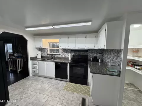 Kitchen - 20261 Fox Ridge Dr, Saucier, MS 39574 photo 3 of 4
