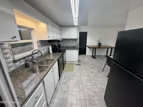 Kitchen - 20261 Fox Ridge Dr, Saucier, MS 39574 photo 2 of 4