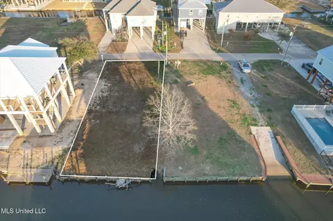 86 Fiber St, Bay Saint Louis, MS 39520
