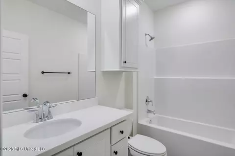 Bath - 113 Hyde Park Dr, Brandon, MS 39042 photo 2 of 3
