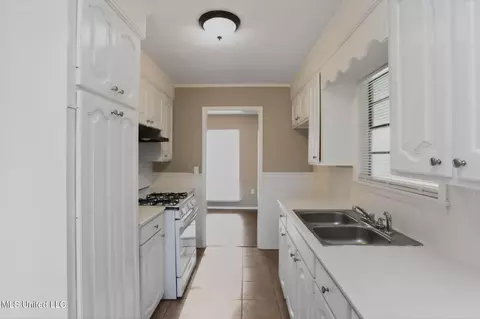 Entry Way - 6603 Lyndon B Johnson Dr, Jackson, MS 39213 photo 3 of 5