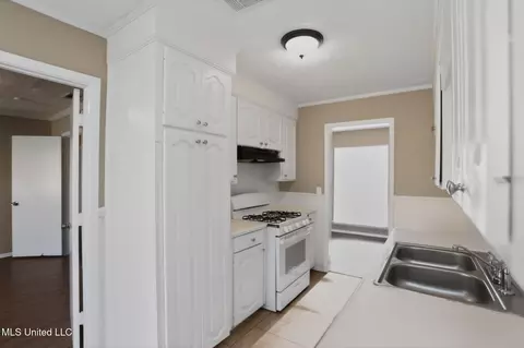 Entry Way - 6603 Lyndon B Johnson Dr, Jackson, MS 39213 photo 4 of 5