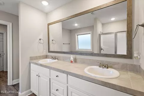 Bath - 109 Brunswick Cv, Canton, MS 39046 photo 2 of 4