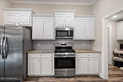 Kitchen - 109 Brunswick Cv, Canton, MS 39046 photo 2 of 2