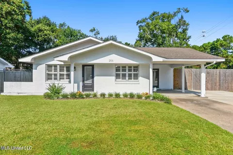 201 Walnut Dr, Ocean Springs, MS 39564