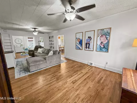 Living - 406 Aston Ave, Mccomb, MS 39648 photo 3 of 5