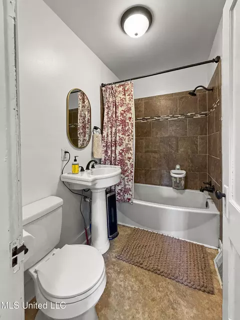 Bath - 406 Aston Ave, Mccomb, MS 39648 photo 2 of 2