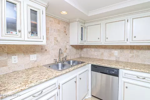 Kitchen - 65 Breakers Ln, Ridgeland, MS 39157 photo 3 of 4