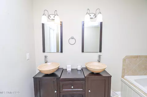 Bath - 65 Breakers Ln, Ridgeland, MS 39157 photo 5 of 12