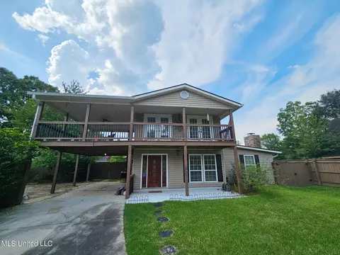 906 W Lakeshore Dr, Carriere, MS 39426