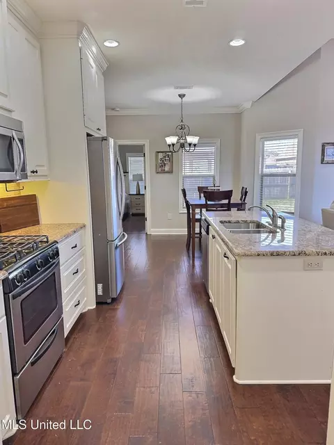 Kitchen - 303 Ridge Pointe Dr, Brandon, MS 39042 photo 2 of 4