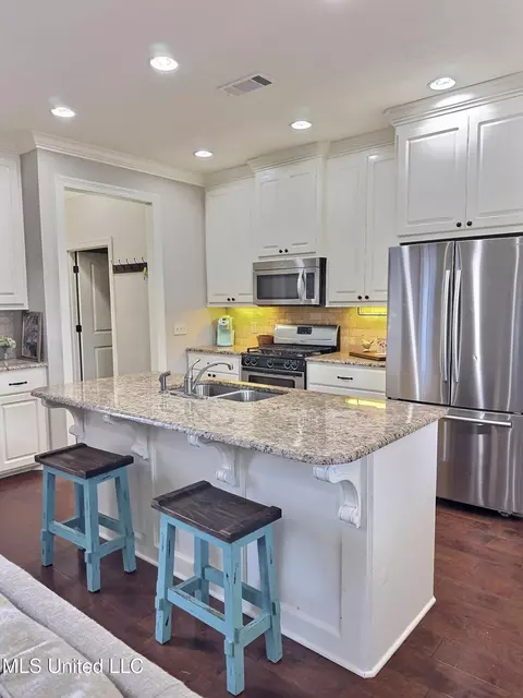 Kitchen - 303 Ridge Pointe Dr, Brandon, MS 39042 photo 1 of 4