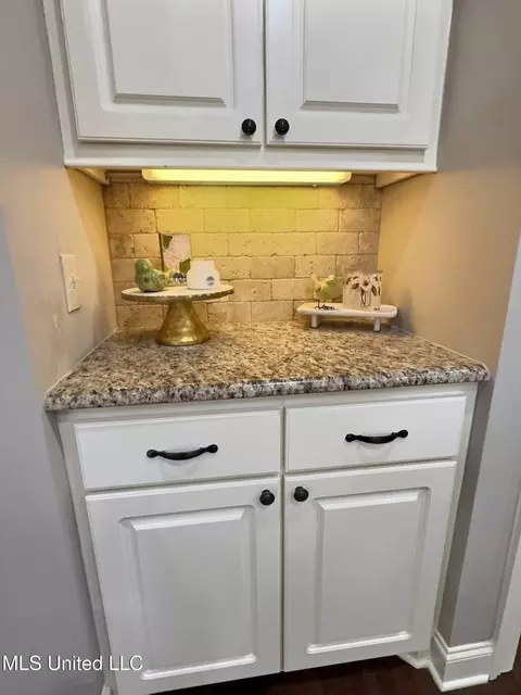 Kitchen - 303 Ridge Pointe Dr, Brandon, MS 39042 photo 4 of 4