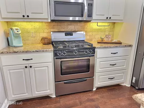 Kitchen - 303 Ridge Pointe Dr, Brandon, MS 39042 photo 3 of 4