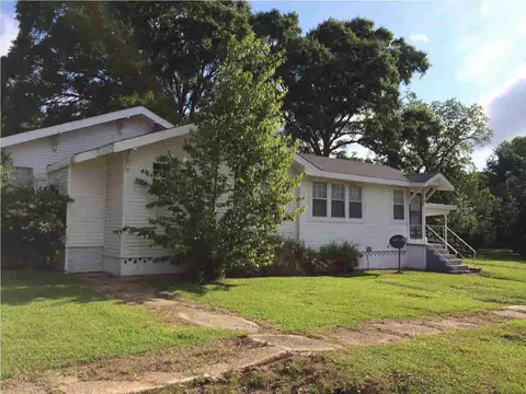 Exterior - 305 NW 3rd Ave, Magee, MS 39111 photo 3 of 3