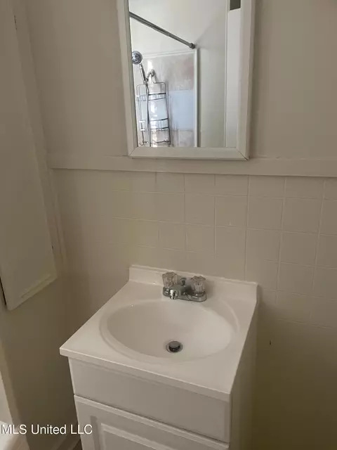 Bath - 305 NW 3rd Ave, Magee, MS 39111 photo 1 of 3