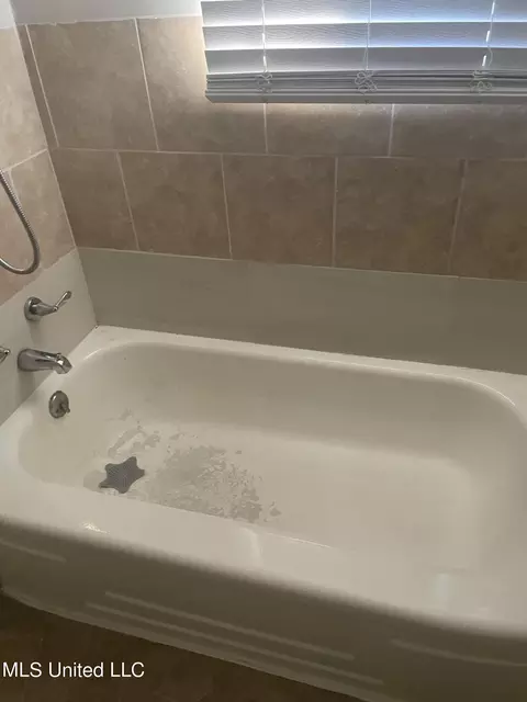 Bath - 305 NW 3rd Ave, Magee, MS 39111 photo 3 of 3