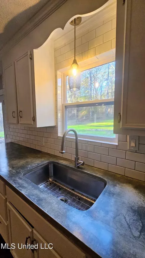 Kitchen - 151 Eagle Ridge Dr, Florence, MS 39073 photo 2 of 2