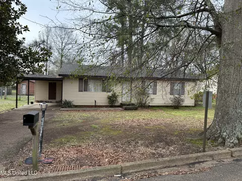 520 E Choctaw St, Magee, MS 39111