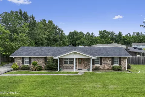 904 Waveland Ave, Waveland, MS 39576