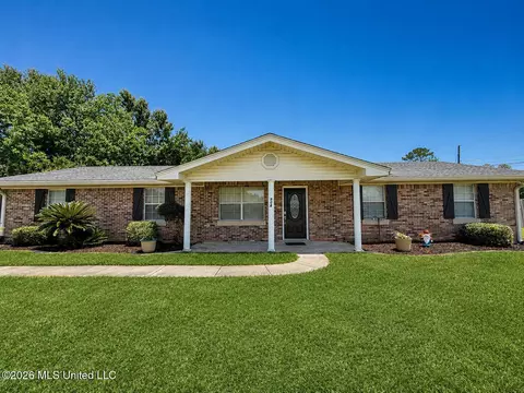 904 Waveland Ave, Waveland, MS 39576