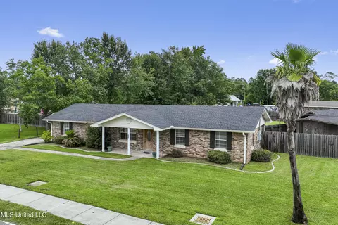 904 Waveland Ave, Waveland, MS 39576