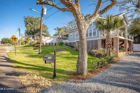 736 Signal St, Ocean Springs, MS 39564