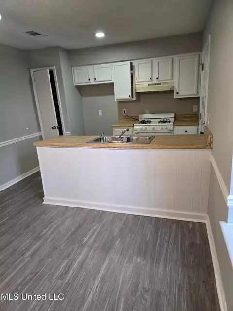 Kitchen - 38 Cedar Pl, Jackson, MS 39212 photo 1 of 2