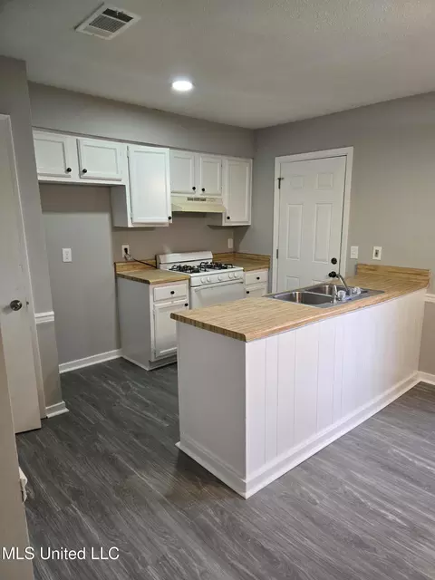 Kitchen - 38 Cedar Pl, Jackson, MS 39212 photo 2 of 2