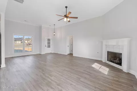 Living - 1802 Millers Cv, Nesbit, MS 38651 photo 3 of 3