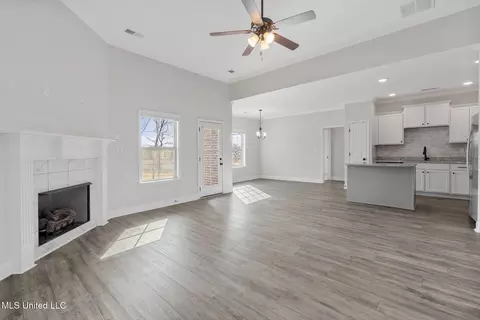 Living - 1802 Millers Cv, Nesbit, MS 38651 photo 2 of 3