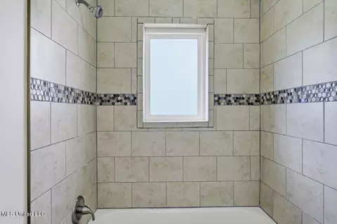 Bath - 100 Rollingwood Dr, Brandon, MS 39042 photo 3 of 3
