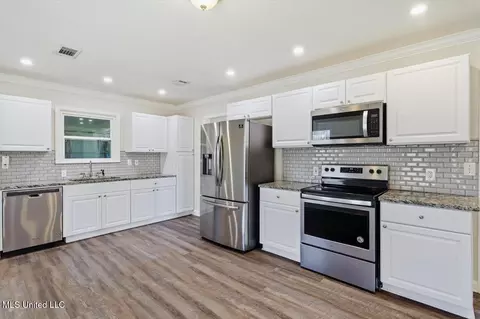 Kitchen - 100 Rollingwood Dr, Brandon, MS 39042 photo 1 of 3