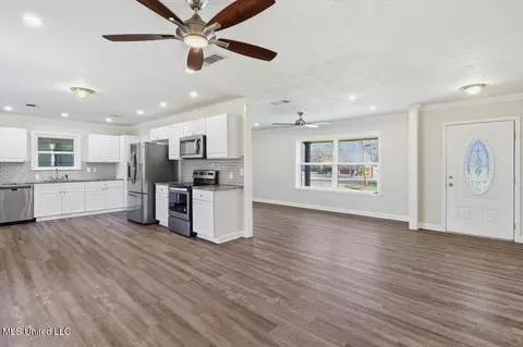 Living - 100 Rollingwood Dr, Brandon, MS 39042 photo 2 of 6