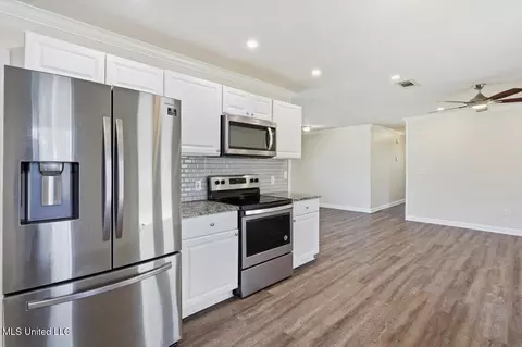 Kitchen - 100 Rollingwood Dr, Brandon, MS 39042 photo 2 of 3