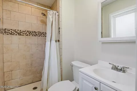 Bath - 100 Rollingwood Dr, Brandon, MS 39042 photo 1 of 3