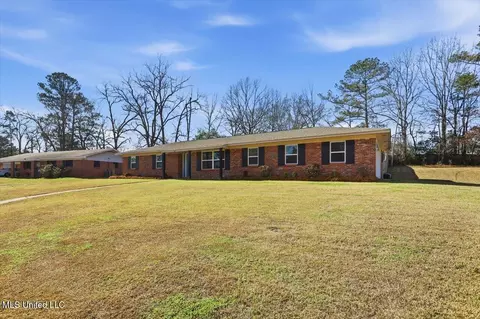 Exterior - 100 Rollingwood Dr, Brandon, MS 39042 photo 2 of 6